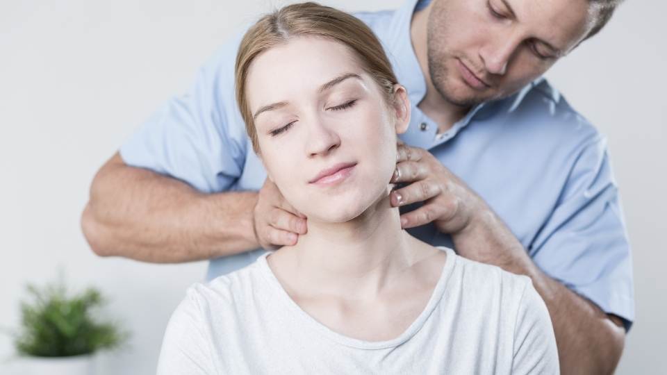 woman receiving chiropractic care for dizziness