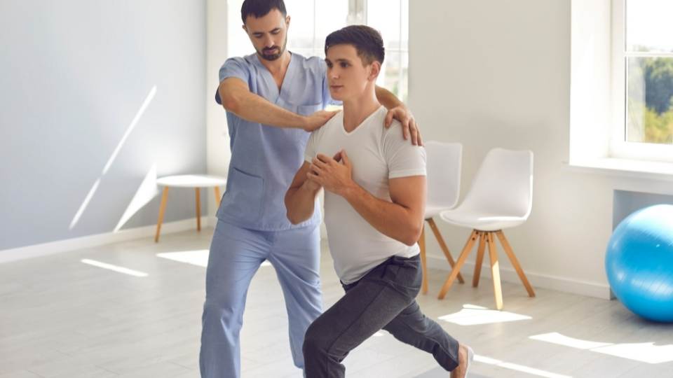 man getting exercise therapy for running injury