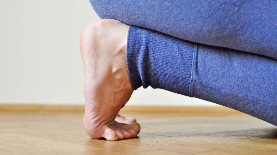 women do a stretch for heel pain