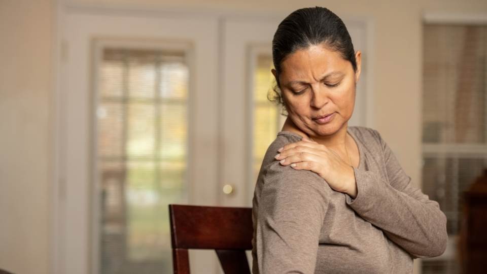 woman with shoulder pain dublin ireland