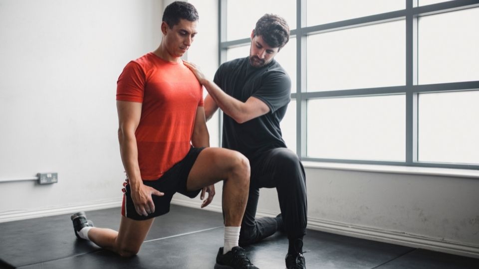 man doing exercises for baker's cyst