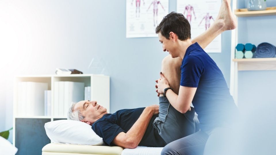 man getting physio for baker's cyst