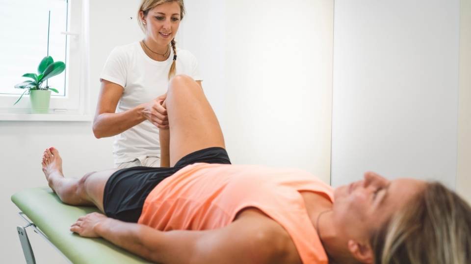 man getting physiotherapy for patellarfemoral pain syndrome 