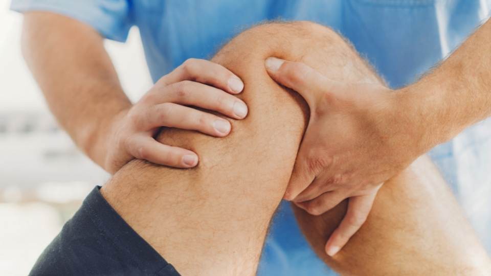 man getting physiotherapy for patellarfemoral pain syndrome