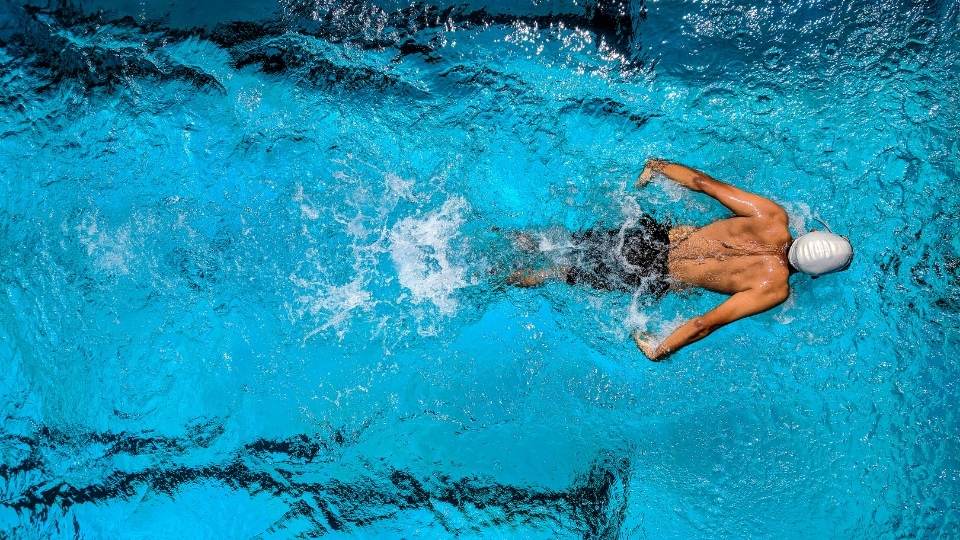 man swimming man swimming swimmer's shoulder 